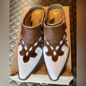 New STIVALI ancle boots size (40) USA 9.5